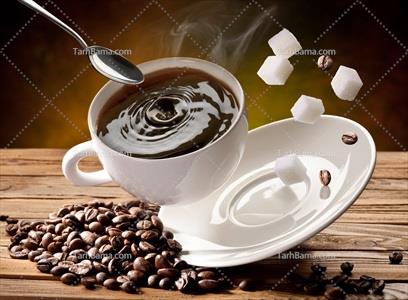 تصویر با کیفیت فنجان قهوه در حال سقوط روی میز